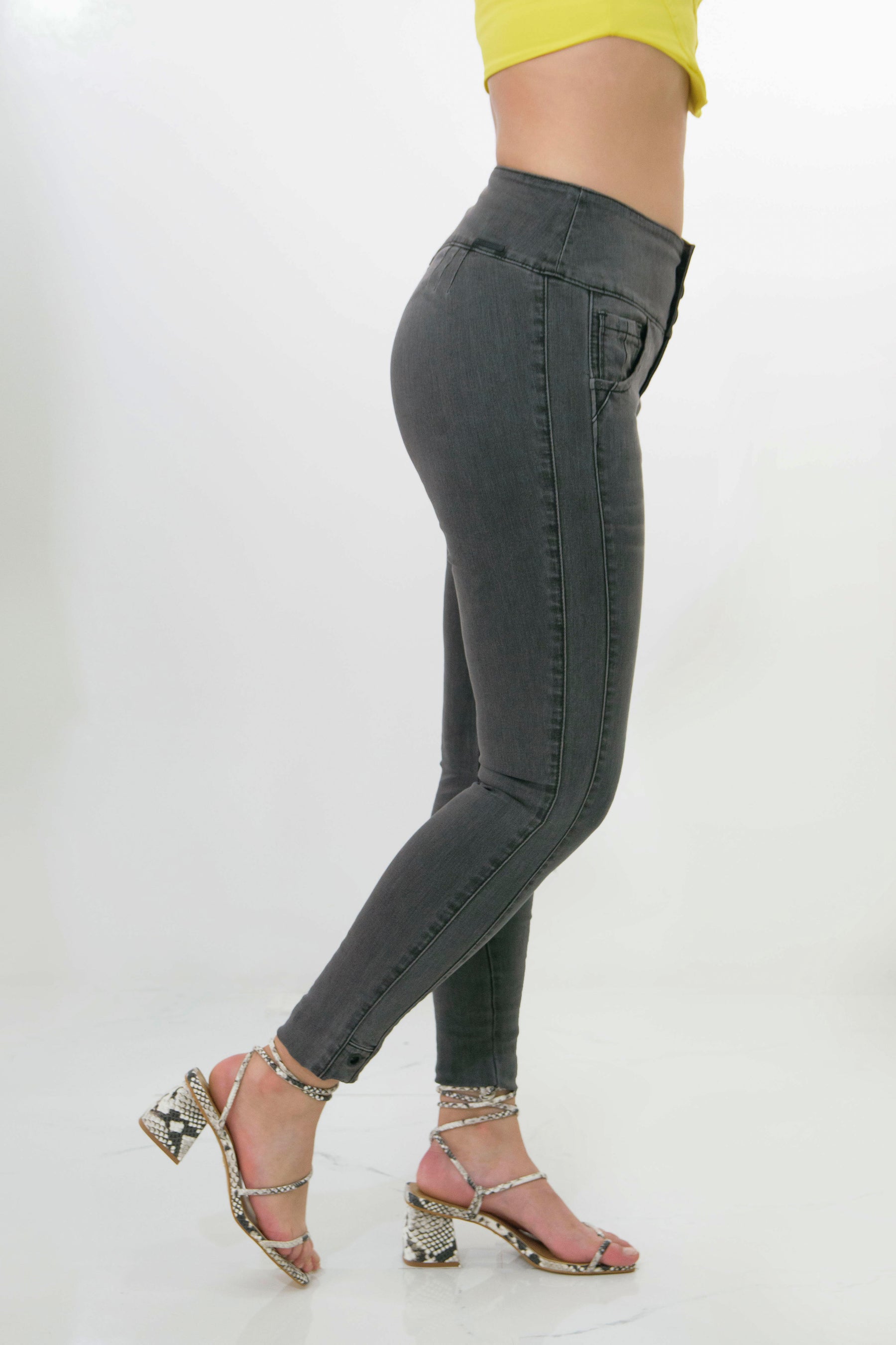 Jeans Pretina Ancha con Ojetes de Metal