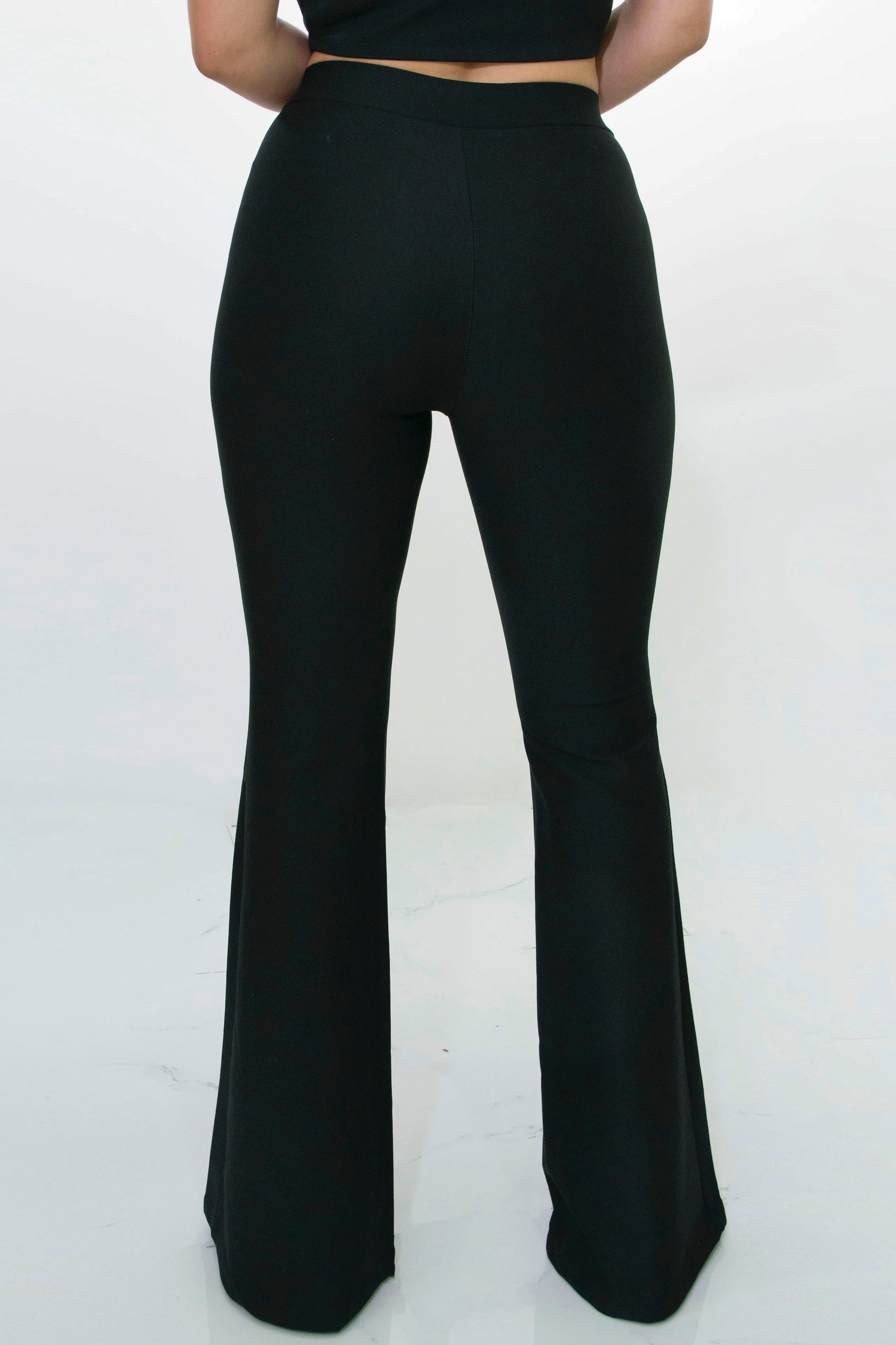 Pantalon Negro con Remache Dorado