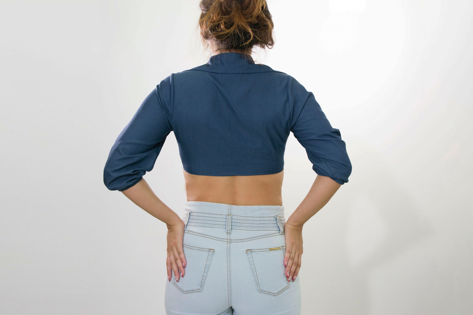 Crop Top con Cuello y Amarre Enfrente